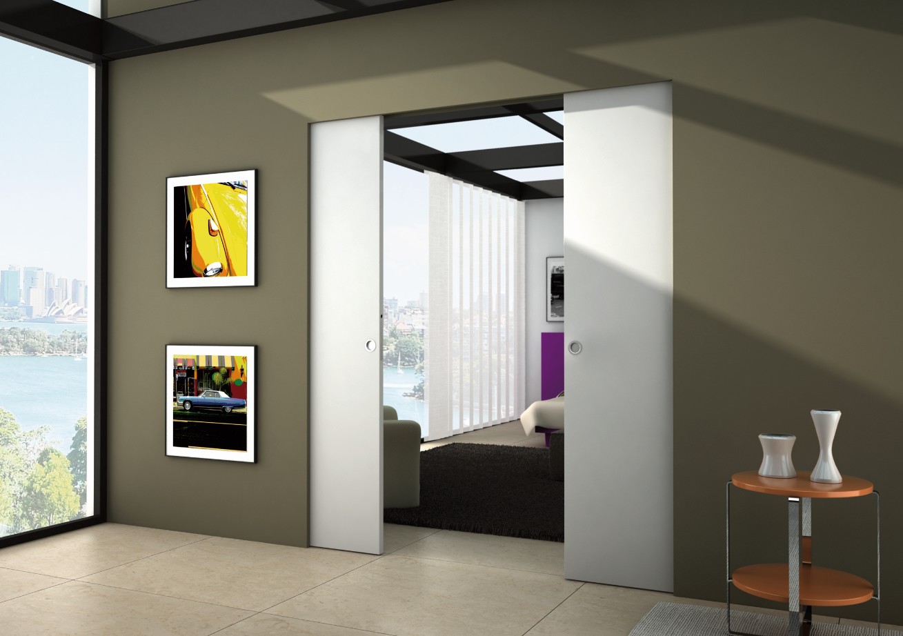 Eclisse Syntesis Line als Einzelflügeltür mit weißem in der Wand laufendem Holztürtürblatt im Wohnbreich in Szene gesetzt